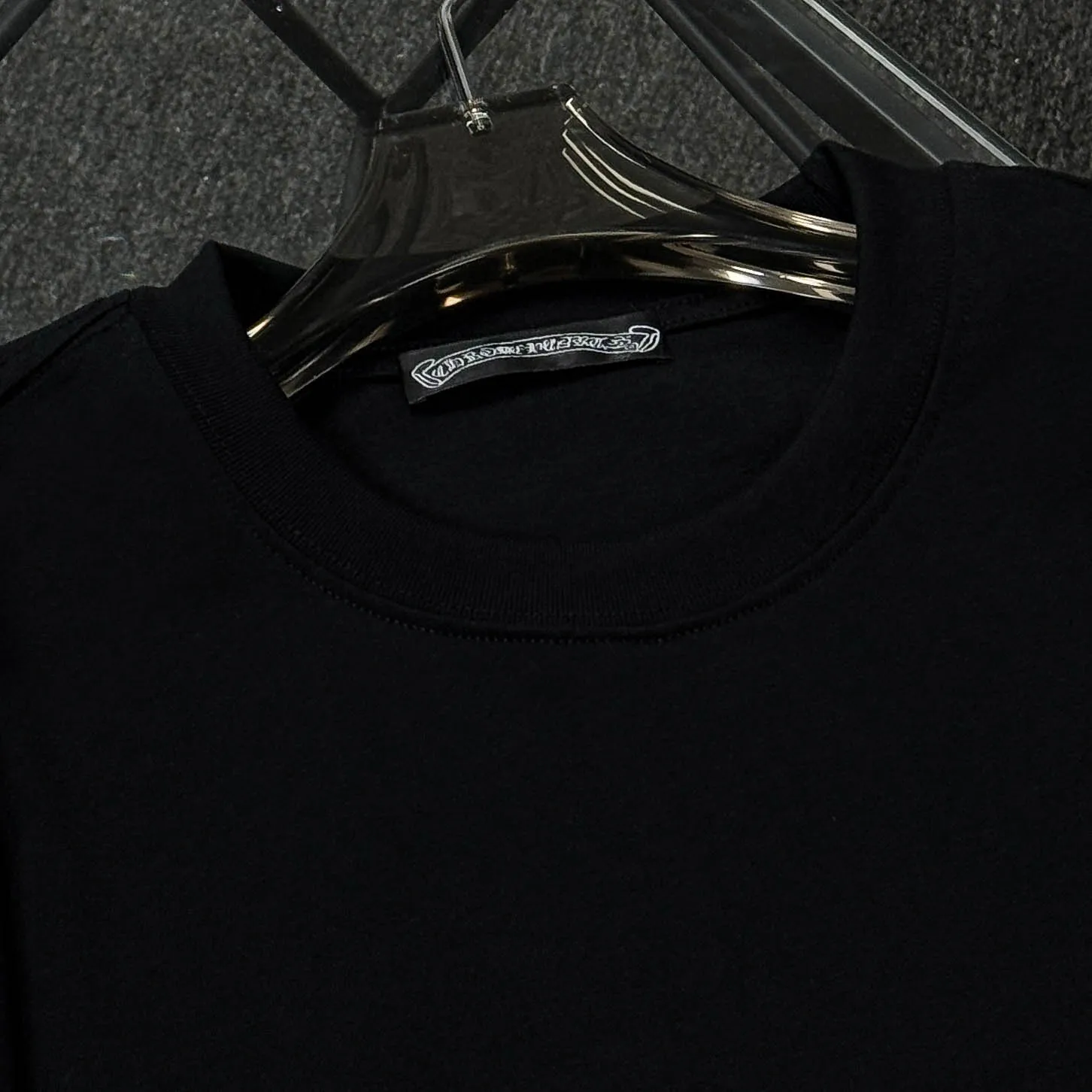 P180 Chrome Hearts Chrome Hearts 25 high-end versions. The fabric is made of 300 grams of high-density pure cotton. It does not deform or shrink. It has three labels. It is the same style for men and women. Technology: suede foaming + digital printing. Color: white, black. SIZE: S-XL.